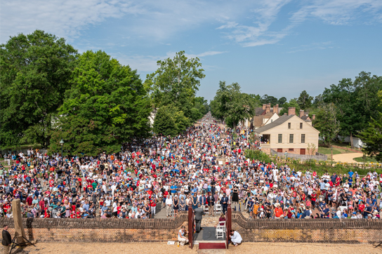 Thống đốc và Đệ nhất phu nhân chụp ảnh cùng nhóm Colonial Williamsburg Foundation