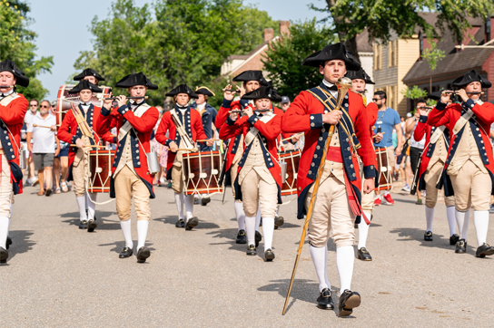 Thống đốc và Đệ nhất phu nhân chụp ảnh cùng nhóm Colonial Williamsburg Foundation