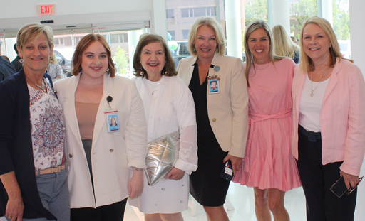 Đệ nhất phu nhân cùng các y tá